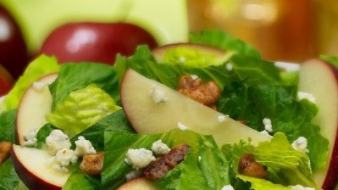 Салат с латуком и яблоками