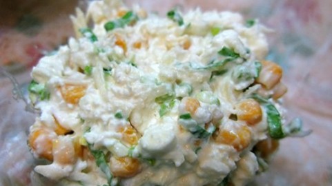 Salad with Ramsons and Home-Made Cottage Cheese