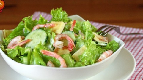 Green Salad with Shrimps and Cheese Omelet 