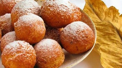 Rosquillas de queso en azúcar en polvo